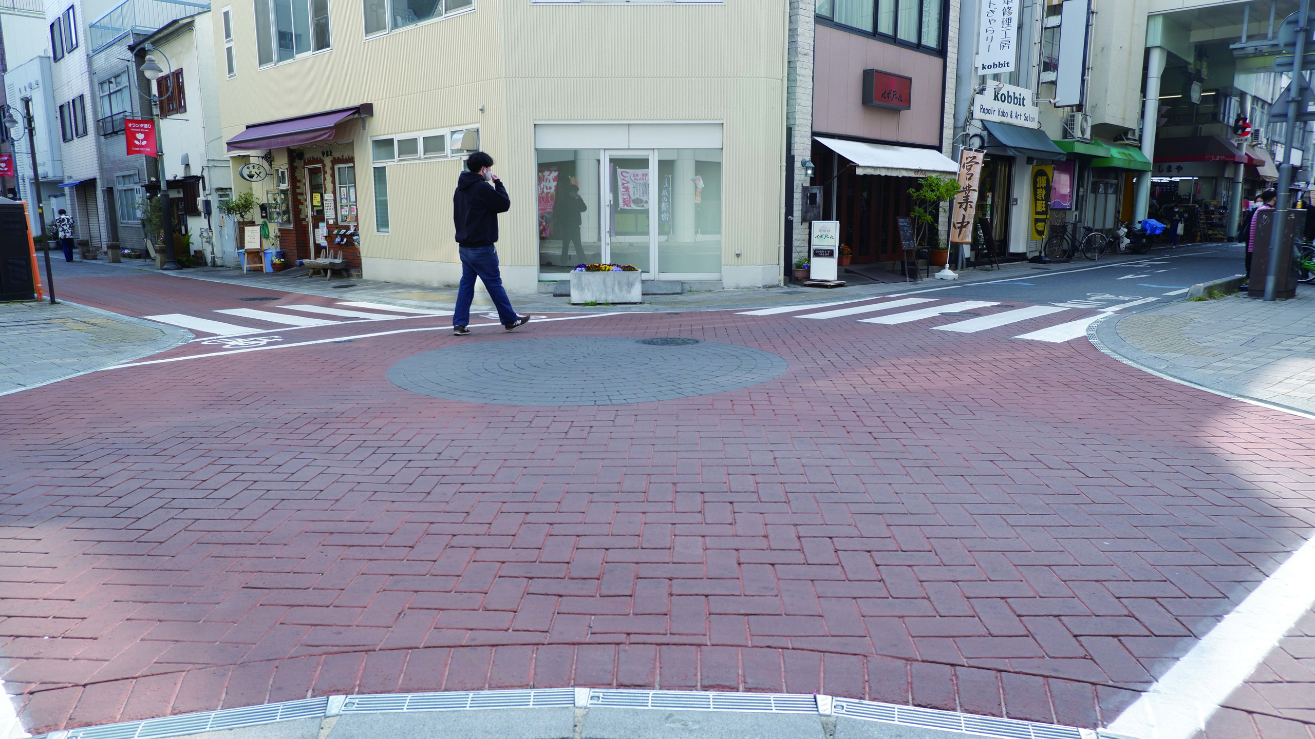 アースタンプ 型押しアスファルト工法による施工事例_交差点2