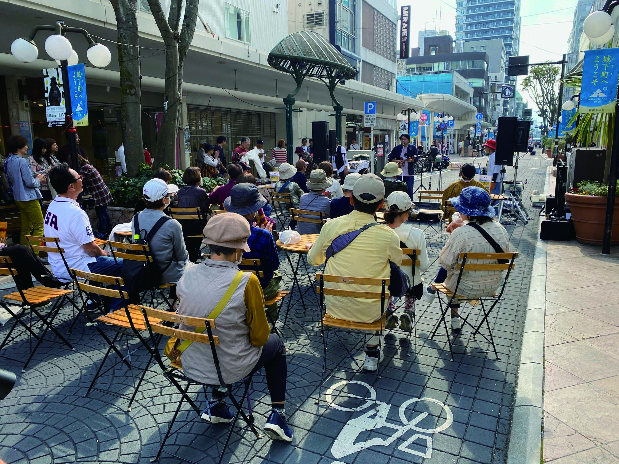 アースタンプ　型押しアスファルト工法による施工事例_商店街2　市民祭り