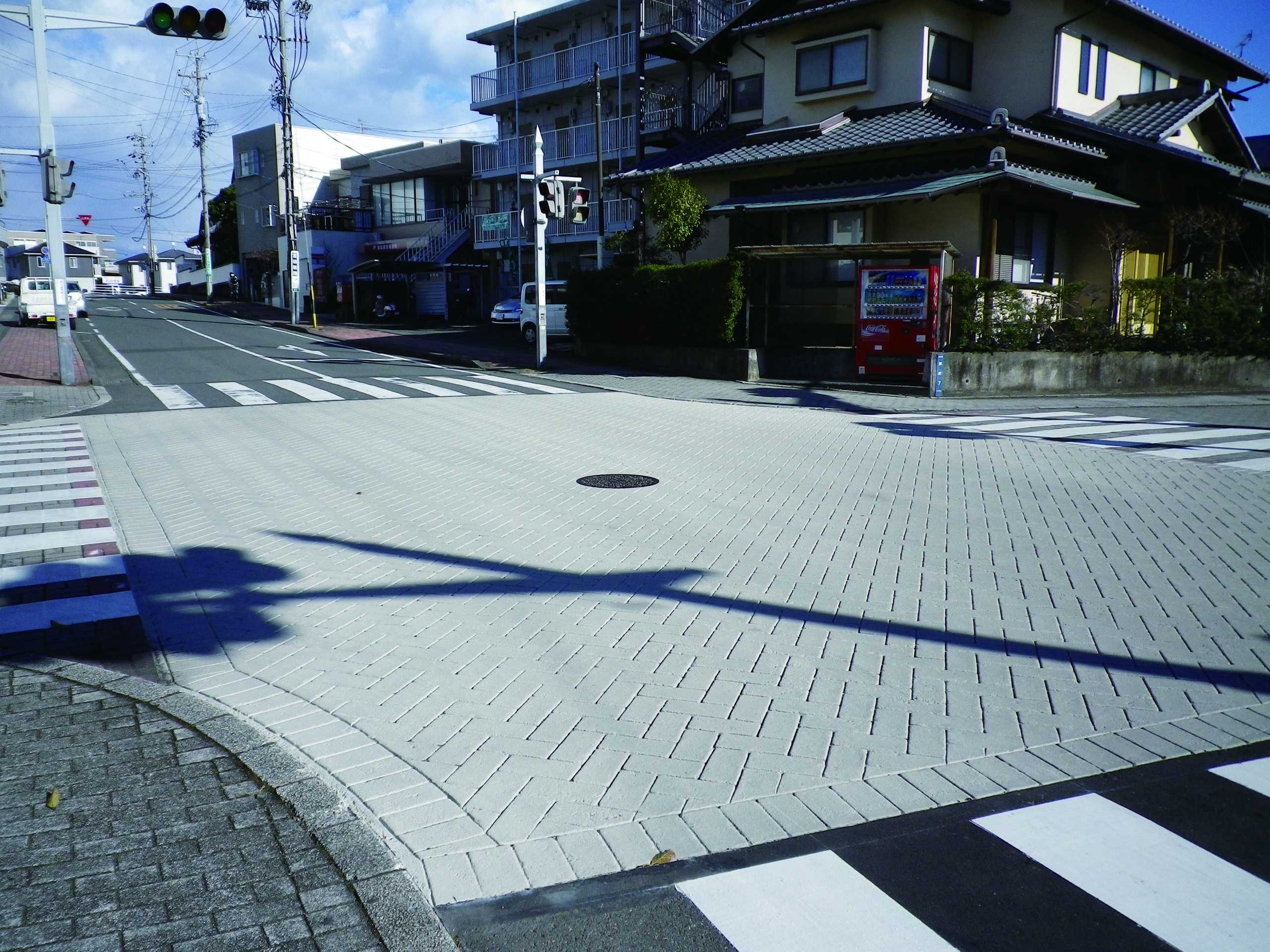 アースタンプ　型押しアスファルト工法による施工事例_交差点1